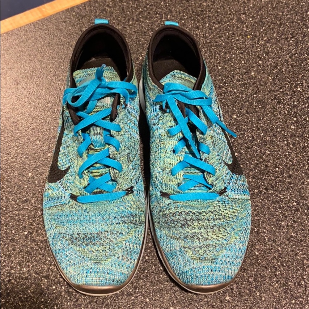 Nike Free 5.0 TR Flyknit sneaks